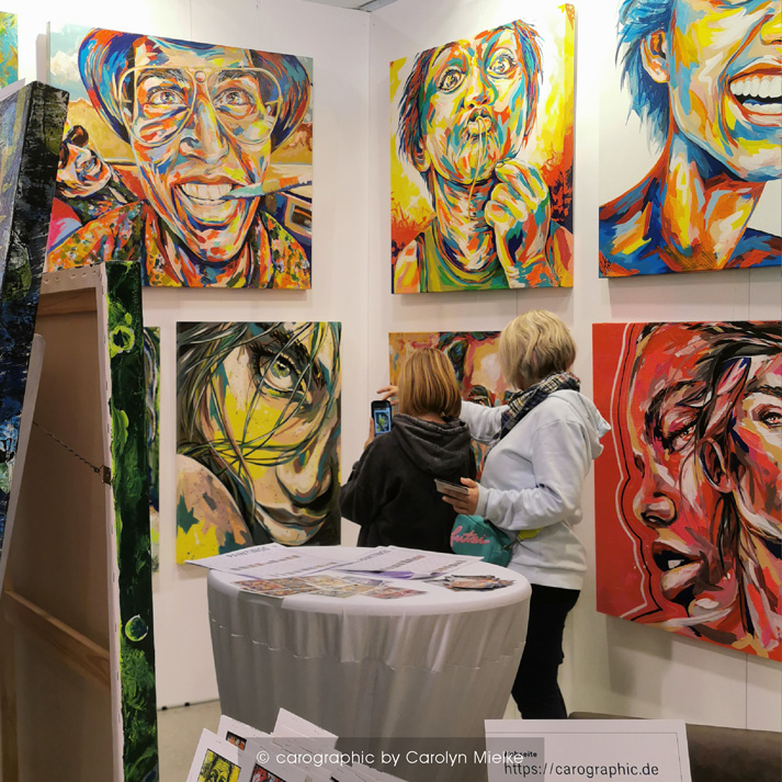 Kunstmesse Dresden, NEUE ArT 2024, zeitgenössische Malerei, Acryl-Porträts, expressive Kunst, carographic, Carolyn Mielke, Kunst kaufen, Kunstsammlung, zeitgenössische Kunst, Kunst in Dresden, Künstlerin aus Cottbus, Ausstellung Dresden 