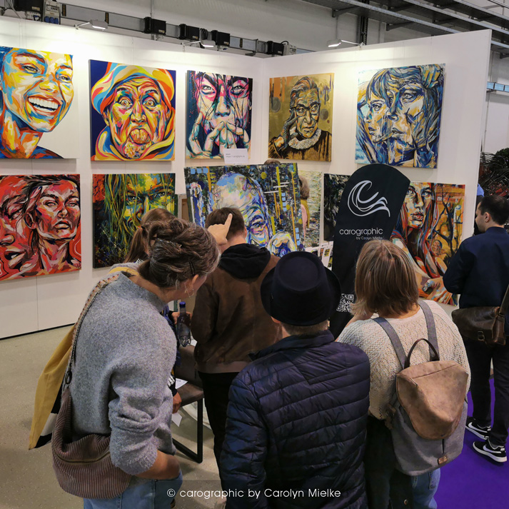 Kunstmesse Dresden, NEUE ArT 2024, zeitgenössische Malerei, Acryl-Porträts, expressive Kunst, carographic, Carolyn Mielke, Kunst kaufen, Kunstsammlung, zeitgenössische Kunst, Kunst in Dresden, Künstlerin aus Cottbus, Ausstellung Dresden 