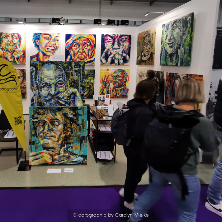 Kunstmesse Dresden, NEUE ArT 2024, zeitgenössische Malerei, Acryl-Porträts, expressive Kunst, carographic, Carolyn Mielke, Kunst kaufen, Kunstsammlung, zeitgenössische Kunst, Kunst in Dresden, Künstlerin aus Cottbus, Ausstellung Dresden 