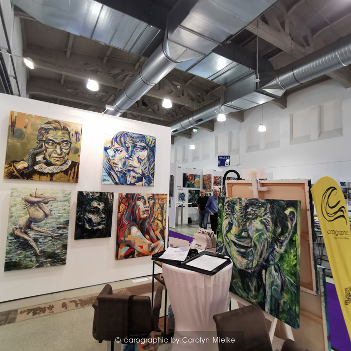 Kunstmesse Dresden, NEUE ArT 2024, zeitgenössische Malerei, Acryl-Porträts, expressive Kunst, carographic, Carolyn Mielke, Kunst kaufen, Kunstsammlung, zeitgenössische Kunst, Kunst in Dresden, Künstlerin aus Cottbus, Ausstellung Dresden 